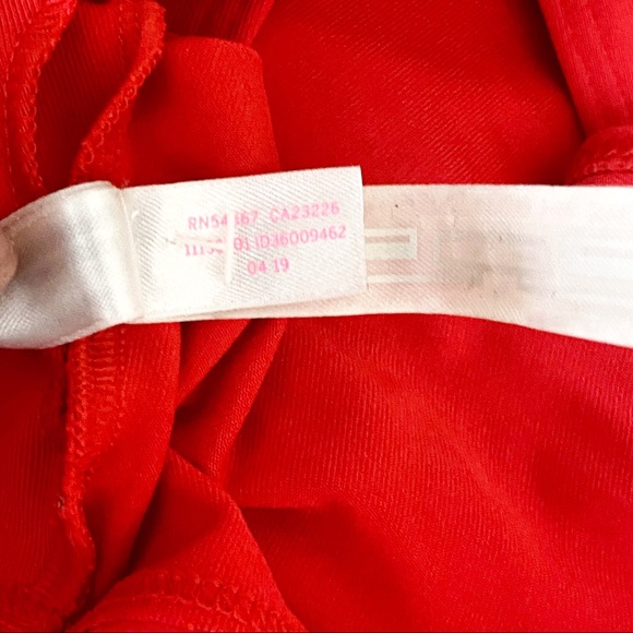 VS PINK Ultimate unlined sports bra. No pads but has pockets for them. L - Picture 8 of 8